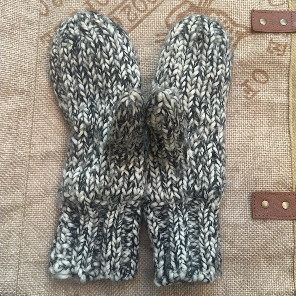 Chunky Knit Fleece Lined Cream & Black Mittens EUC